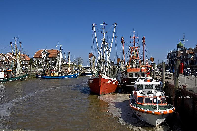 德国Neuharlingersiel港的渔船图片素材