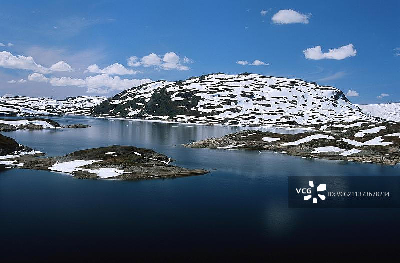 挪威哈当厄尔高原国家公园的山间湖泊图片素材