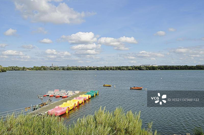 码头的脚踏船，缅因湖，昂热，缅因-卢瓦尔省，卢瓦尔河地区，法国，欧洲图片素材