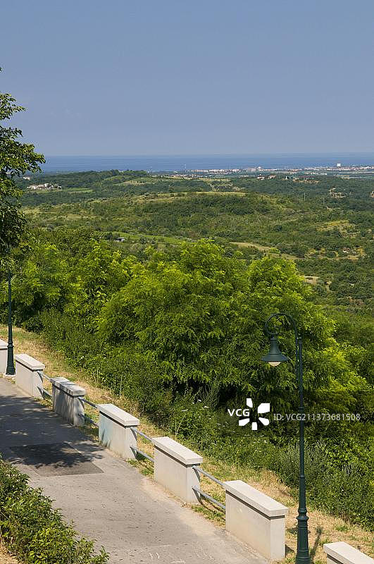 从布耶眺望布伊斯蒂纳，米尔纳山谷，克罗地亚伊斯特拉，欧洲图片素材