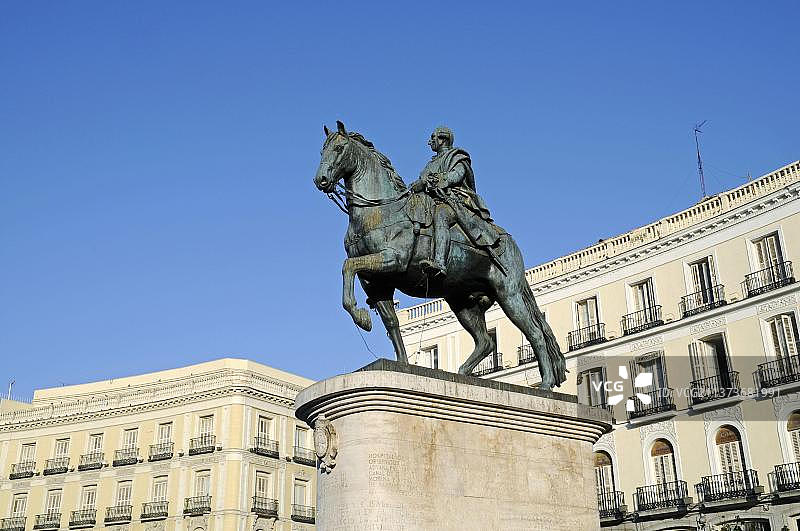 西班牙马德里太阳门卡洛斯三世骑马雕像图片素材