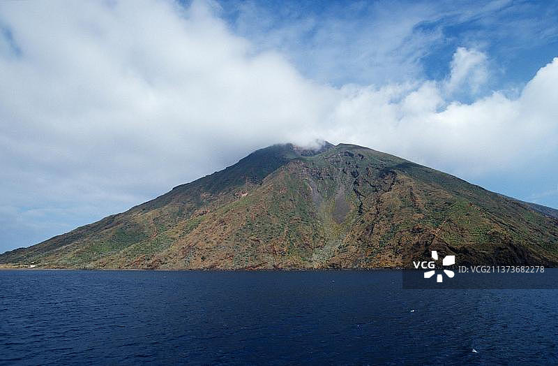 斯特龙博利火山岛，位于意大利利帕里群岛图片素材