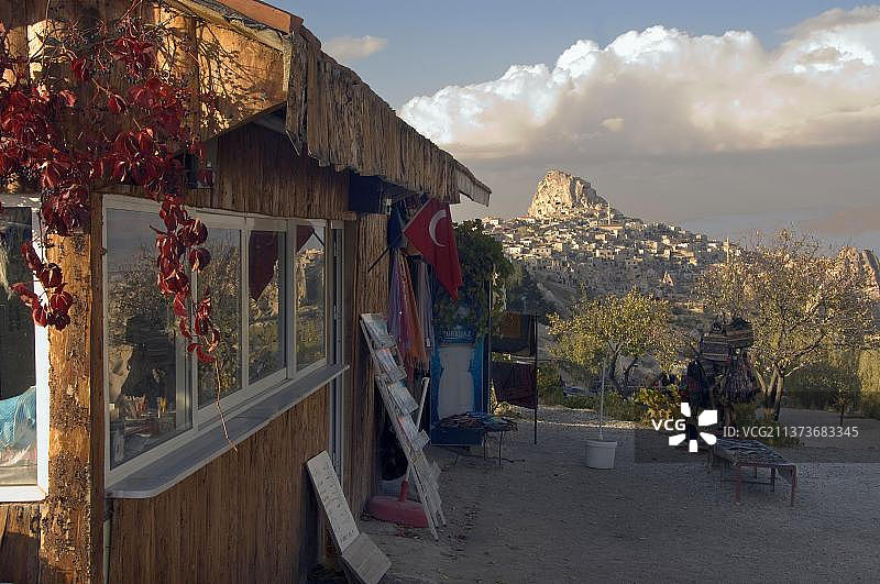 土耳其卡帕多西亚格雷梅国家公园乌奇萨要塞洞穴住宅纪念品商店图片素材