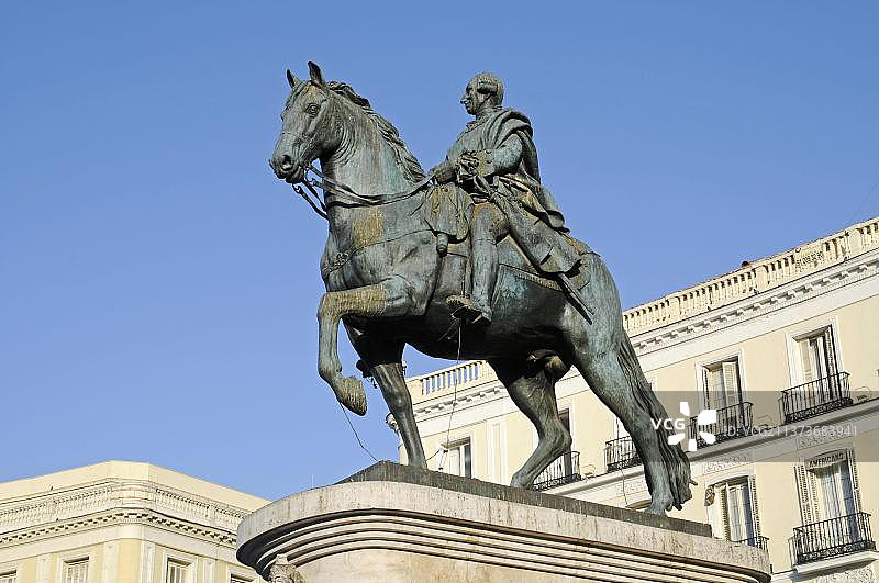 西班牙马德里太阳门卡洛斯三世骑马雕像图片素材