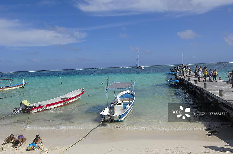 中美洲墨西哥尤卡坦半岛金塔纳罗奥州莫雷洛斯港海滩上的渔船图片素材