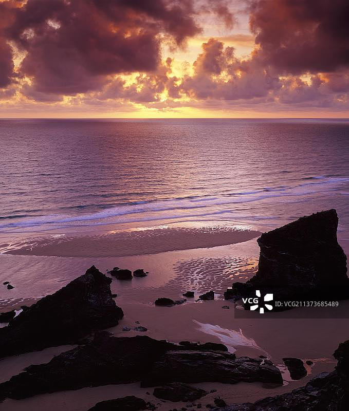 英国康沃尔纽基附近贝德鲁坦阶梯的日落图片素材