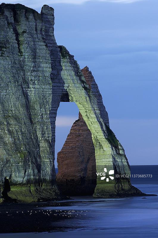 法国诺曼底埃特勒塔附近的阿瓦勒悬崖和阿瓦勒拱门海岸风光图片素材