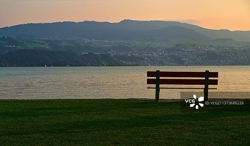 苏黎世湖与阿尔卑斯山脉的红色长椅，瑞士于里孔图片素材