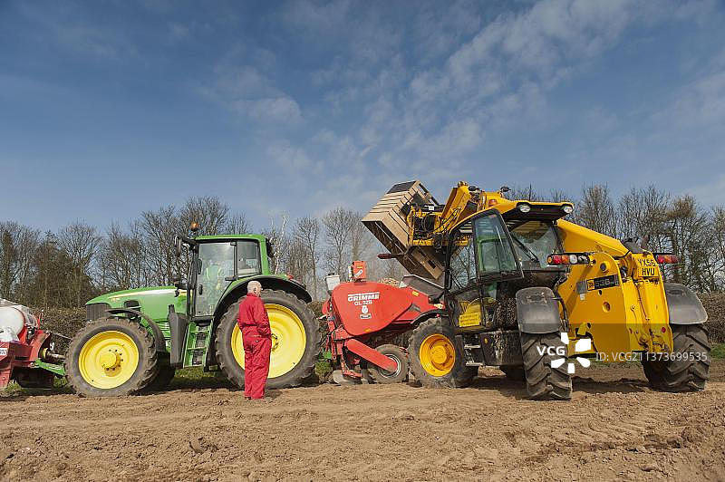 马铃薯作物和播种机图片素材