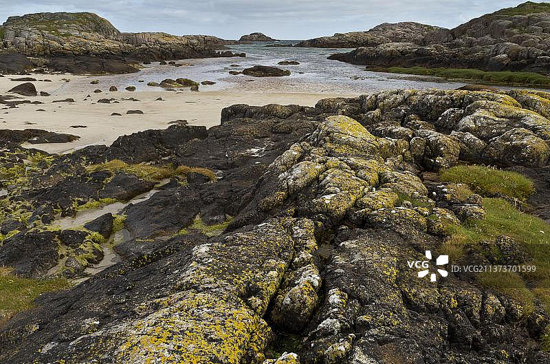 苏格兰科尔岛科奈格湾附近的岩石和海滩图片素材