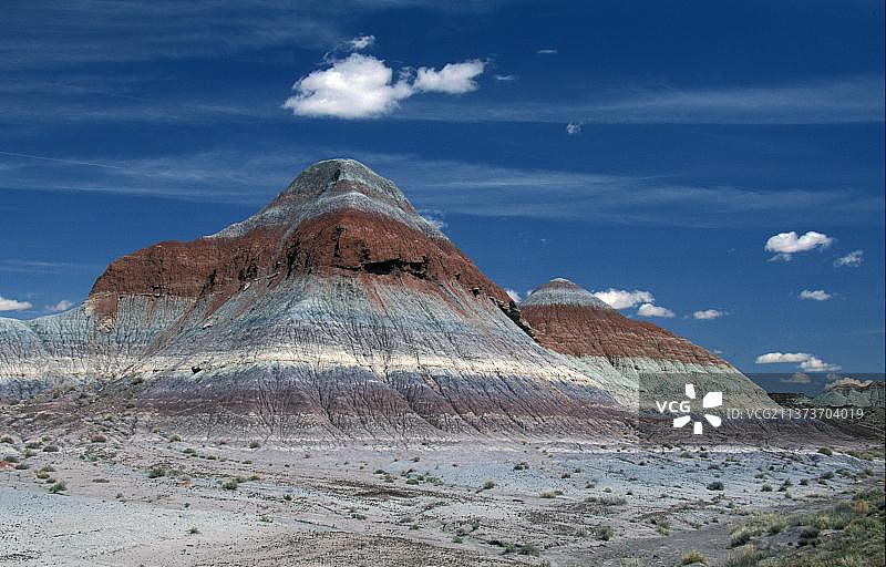 彩色沙漠的圆锥形帐篷地貌是铁锰着色地层图片素材