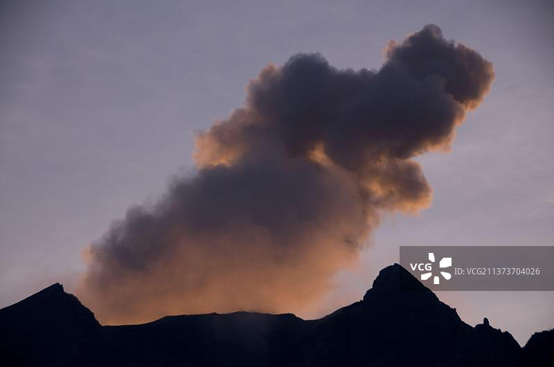 印度尼西亚小巽他群岛阿洛群岛孔巴火山喷发与火山灰云图片素材