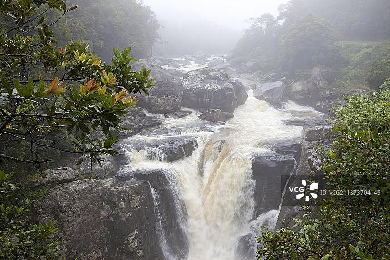 马达加斯加拉诺马法纳国家公园热带雨林中的瀑布景色图片素材