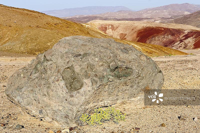 阿塔卡马沙漠，在前往洛斯洛米塔斯的路上，矿物质染色的山脉图片素材