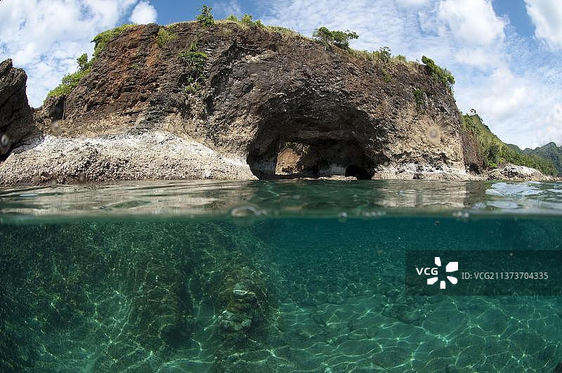 印度尼西亚马鲁古群岛安汶岛的海拱景观，水下阳光照耀沙石图片素材