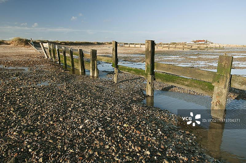 英国肯特郡斯韦尔国家级自然保护区砾石滩栖息地的防波堤图片素材
