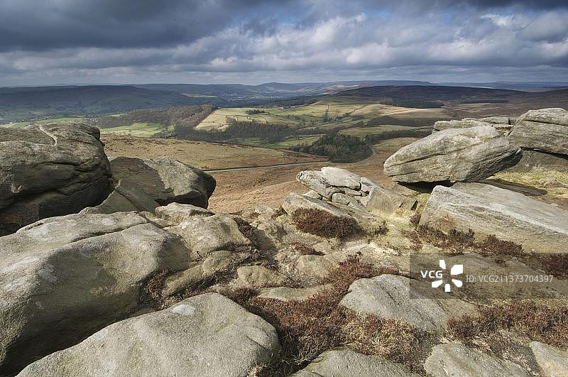 高地栖息地和砂岩边缘的景色，望向英国德比郡峰区巴姆福德、斯坦尼奇边缘图片素材
