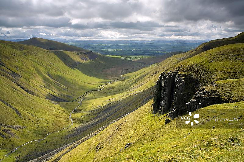 俯瞰伊甸谷的u型山谷，高杯尼克，北奔宁斯，坎布里亚郡，英格兰，英国，欧洲图片素材