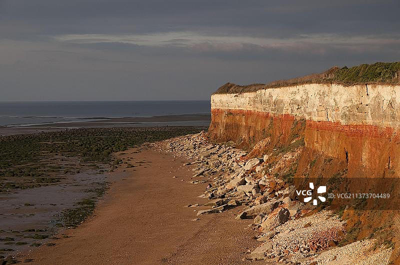 英国诺福克：洪斯坦顿被侵蚀的白垩和卡尔石海崖图片素材
