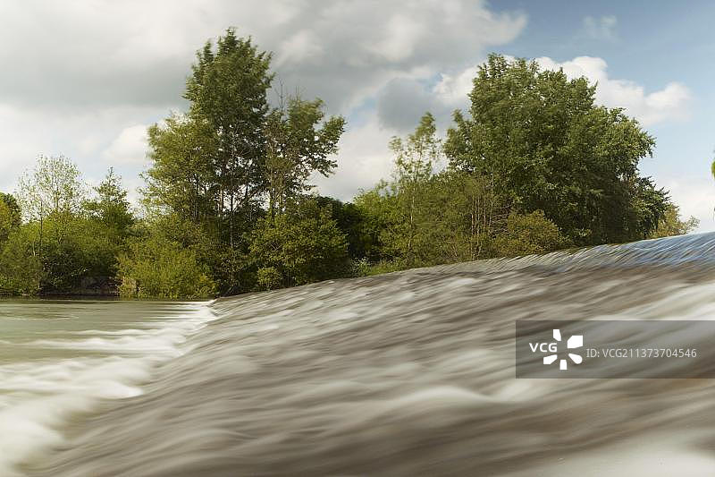 特姆河上的堰，位于英国什罗普郡勒德洛图片素材