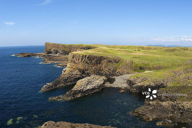 英国苏格兰斯塔法岛悬崖和柱状玄武岩海岸线景色图片素材