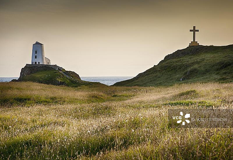 英国威尔士兰德温岛的灯塔、十字架和海岸线图片素材