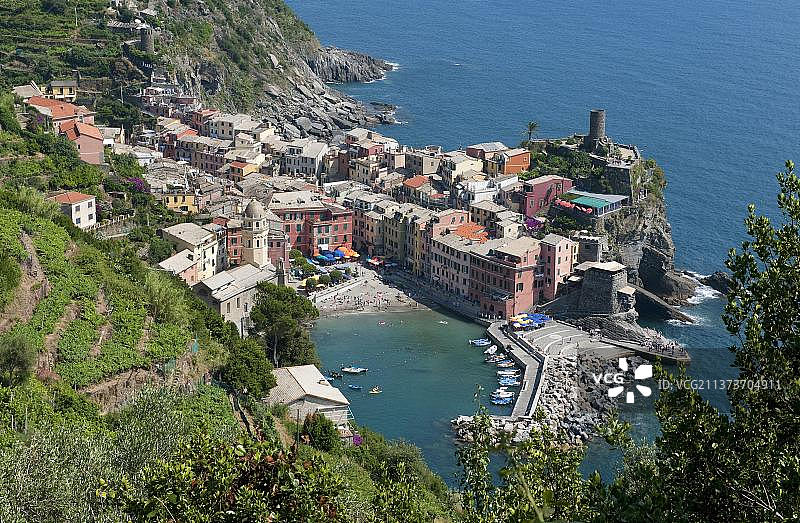 意大利拉斯佩齐亚五渔村韦尔纳扎渔镇的海岸风光图片素材
