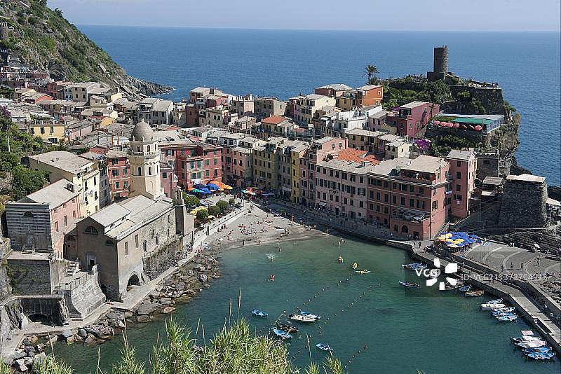 意大利拉斯佩齐亚五渔村韦尔纳扎渔镇的海岸风光图片素材
