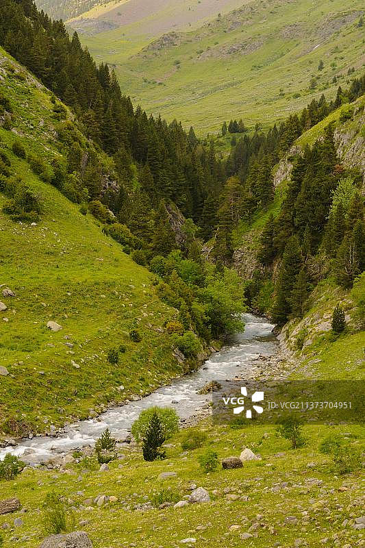 西班牙阿拉贡比利牛斯山脉奥尔德萨和佩迪多山国家公园山谷溪流景观图片素材