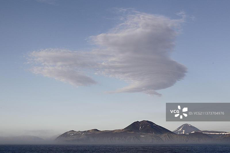 俄罗斯远东萨哈林州千岛群岛，鄂霍次克海，希穆希尔岛火山岛海岸的黎明景色图片素材