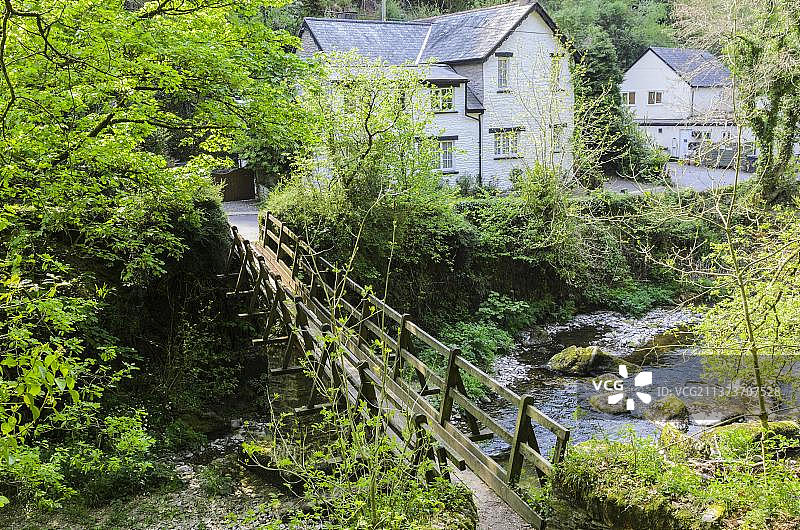 英国德文郡林茅斯附近埃克斯穆尔罗克福德东林河上的天桥图片素材