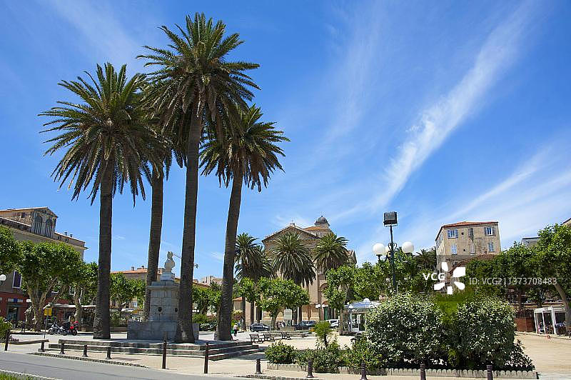 帕奥利广场集市广场，鲁斯岛，科西嘉岛，法国，欧洲图片素材