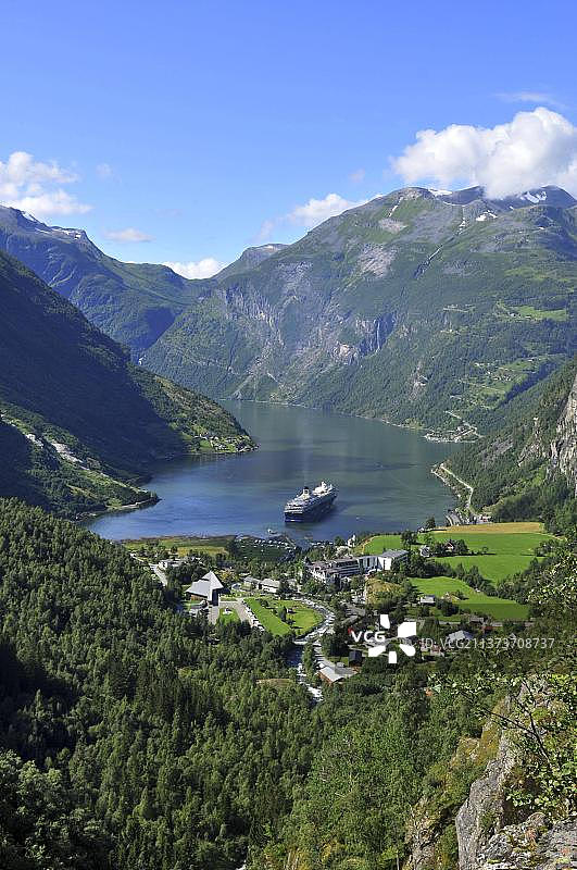 挪威盖朗厄尔峡湾的邮轮图片素材