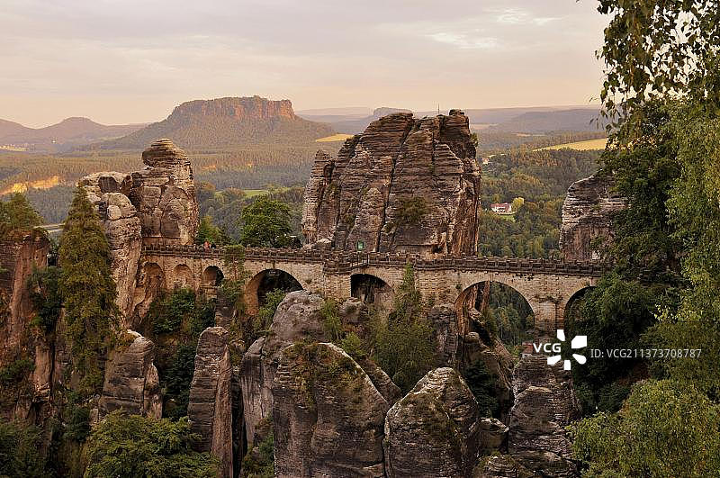 巴斯泰，巴斯泰桥，岩层，厄尔士砂岩山脉，萨克森瑞士国家公园，德国，欧洲图片素材