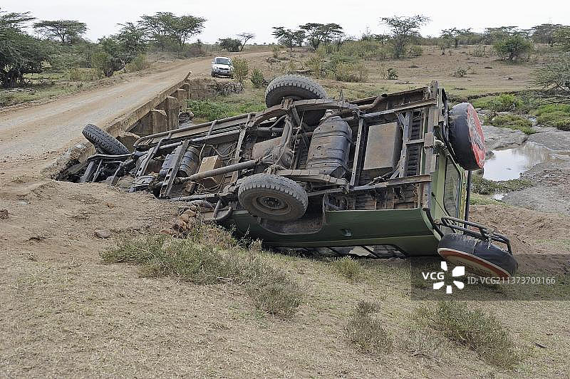 丰田陆地巡洋舰在肯尼亚马赛马拉的溪流中图片素材