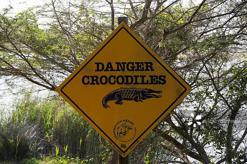 鳄鱼出没注意警示牌（南非夸祖鲁-纳塔尔省伊西曼加利索湿地公园圣卢西亚）图片素材