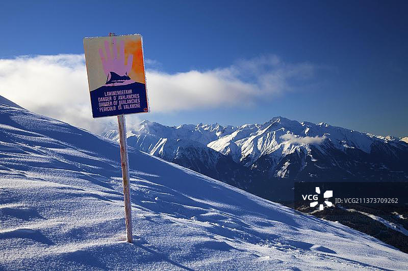 奥地利卡文德尔山脉雪崩危险警告标志图片素材