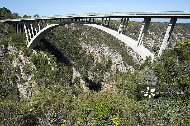 齐齐卡马国家公园暴风河上的桥梁，南非东开普省图片素材