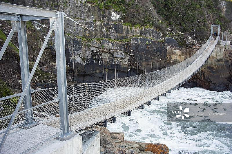 暴风河上的悬索桥，齐齐卡马国家公园，南非东开普省图片素材