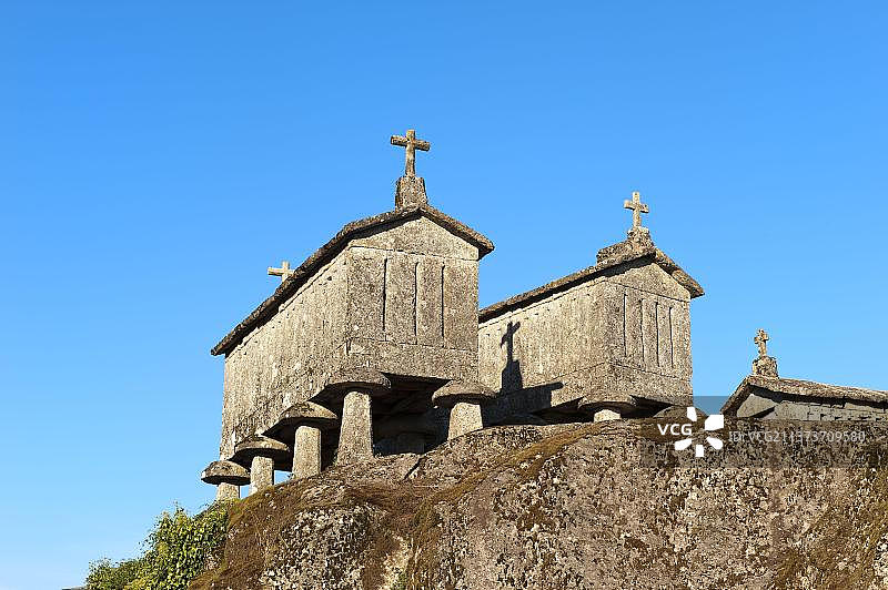 传统的谷仓，位于葡萄牙米尼奥Peneda Geres国家公园Lindoso图片素材