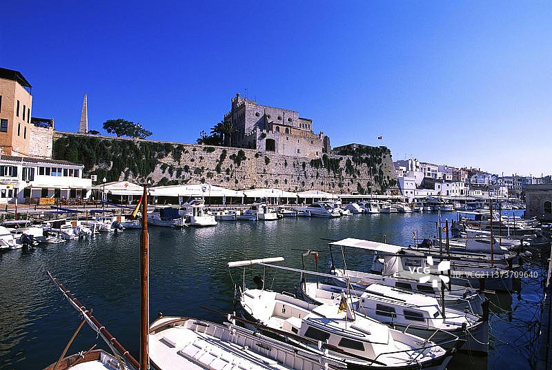 西班牙梅诺卡岛休塔德利亚港的渔船图片素材