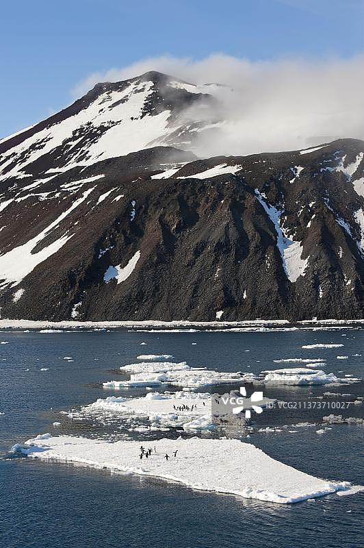 南极半岛南极海峡的浮冰图片素材