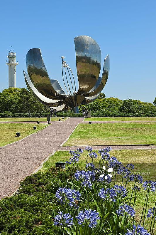 阿根廷布宜诺斯艾利斯联合国广场金属花雕塑图片素材