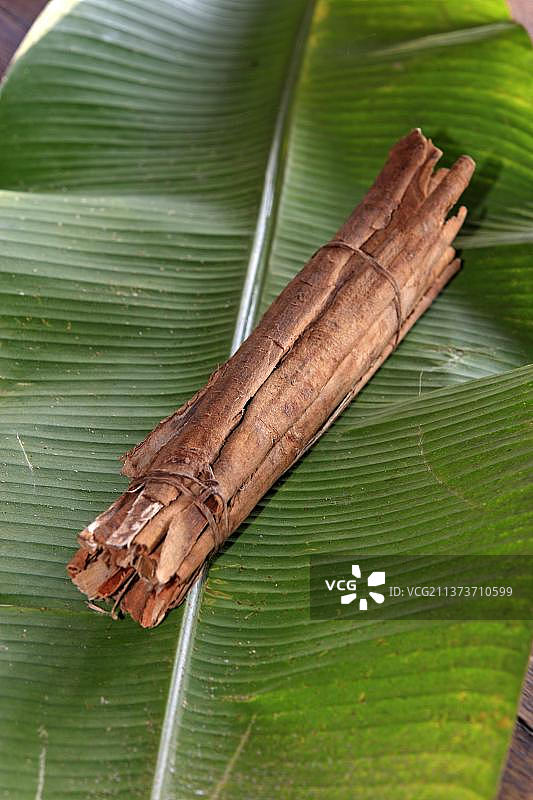 香蕉叶上的肉桂，真肉桂树，马达加斯加，非洲图片素材
