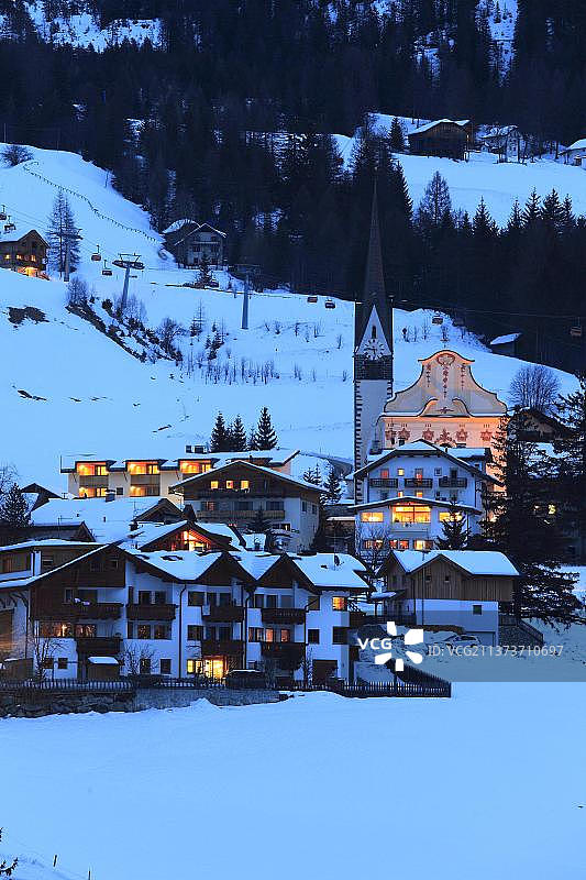 圣伦哈德，法内斯-塞内斯-布莱埃斯自然公园，瓦尔巴迪亚，阿尔塔巴迪亚，多洛米蒂山，南蒂罗尔，意大利，欧洲图片素材