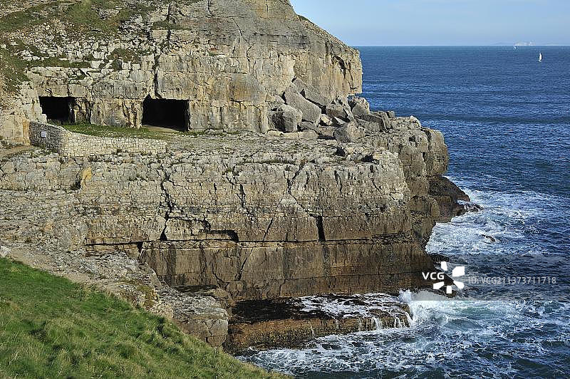 蒂利惠姆采石场和洞穴，位于英国多塞特郡侏罗纪海岸珀贝克岛安维尔角图片素材