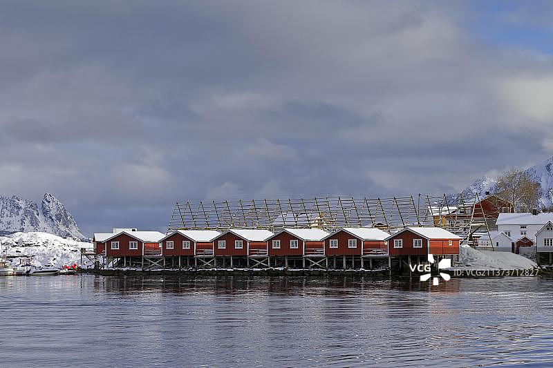 挪威罗弗敦群岛斯沃尔韦尔附近的罗布尔度假屋雪景图片素材