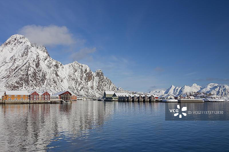 挪威罗弗敦群岛斯沃尔韦尔附近的罗布尔度假屋雪景图片素材