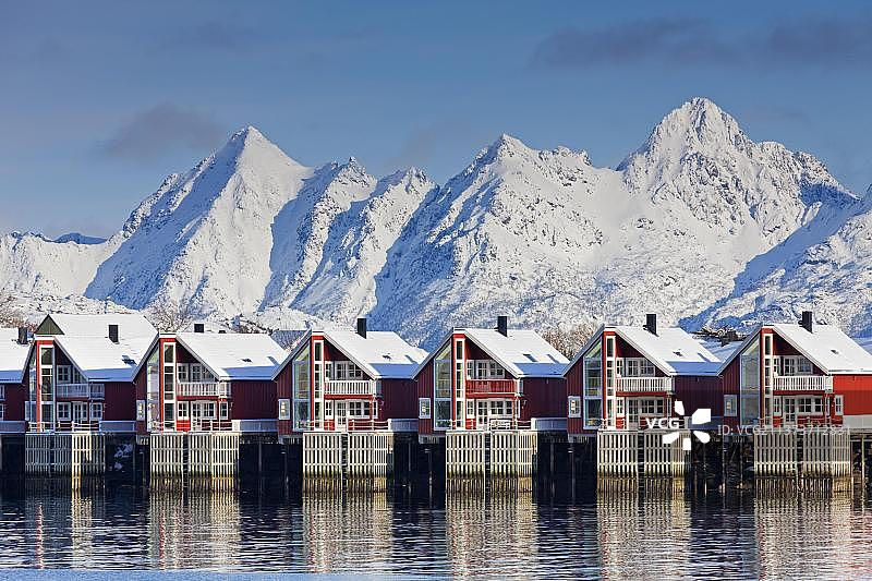 挪威罗弗敦群岛斯沃尔韦尔附近的罗布尔度假屋雪景图片素材