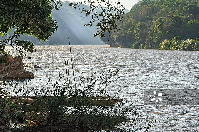 马达加斯加马任加省贝科帕卡青灰岩保护区的马南博洛河图片素材